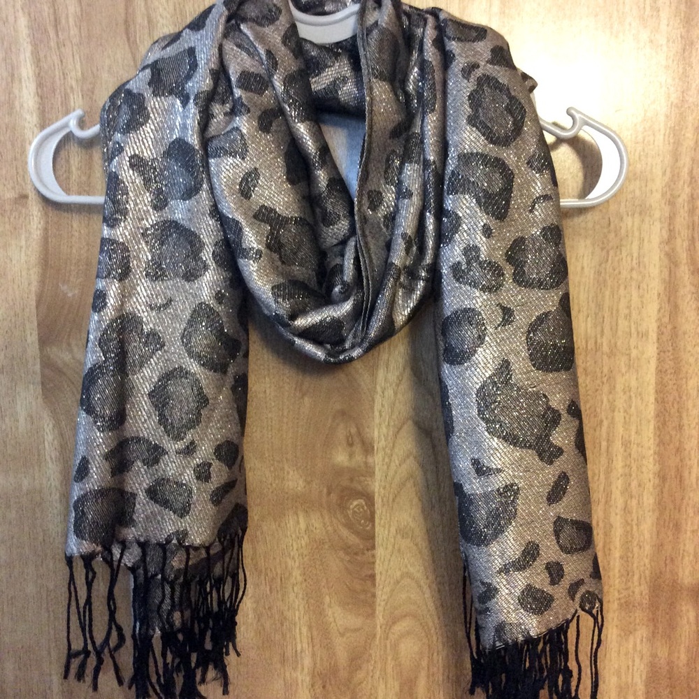 Leopard gray/silver scarf.